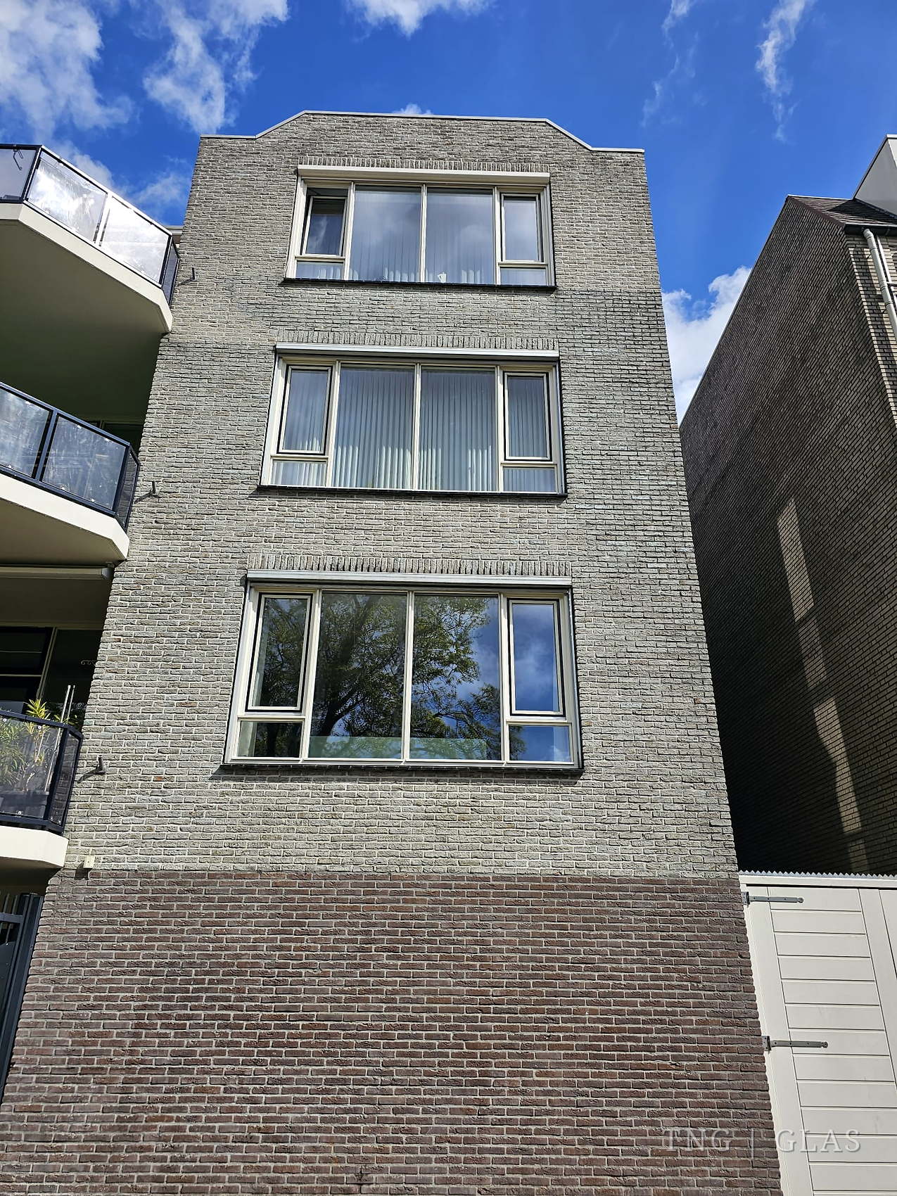 Vernieuwde geluidswerende beglazing in de gevel van het appartementencomplex in Veenendaal