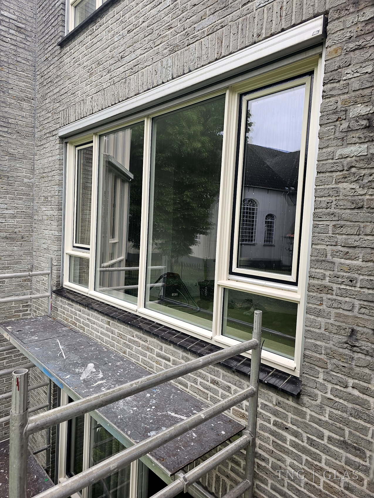 Detail van geluidswerende beglazing in het kozijn van een appartement in Veenendaal