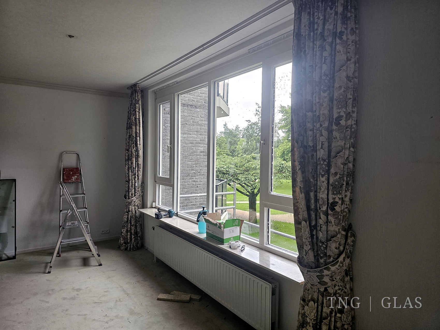 Montage van geluidswerend glas in een appartement van het complex in Veenendaal