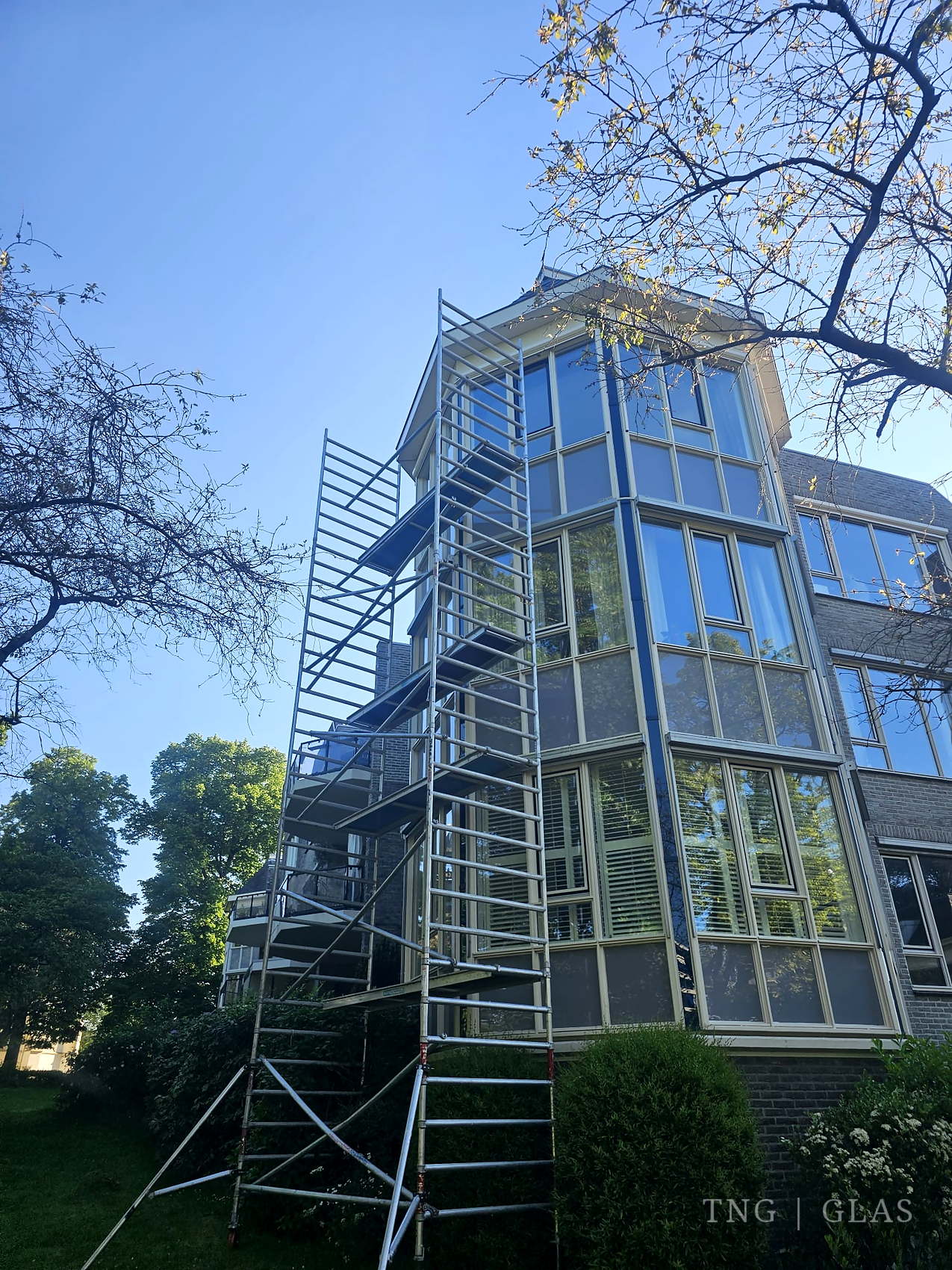 Steigerwerk langs de gevel van het appartementencomplex in Veenendaal tijdens de glasvervanging